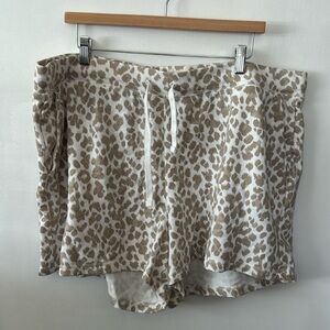 Women’s old navy NWOT XXL lightweight sweat shorts in taupe cheetah print